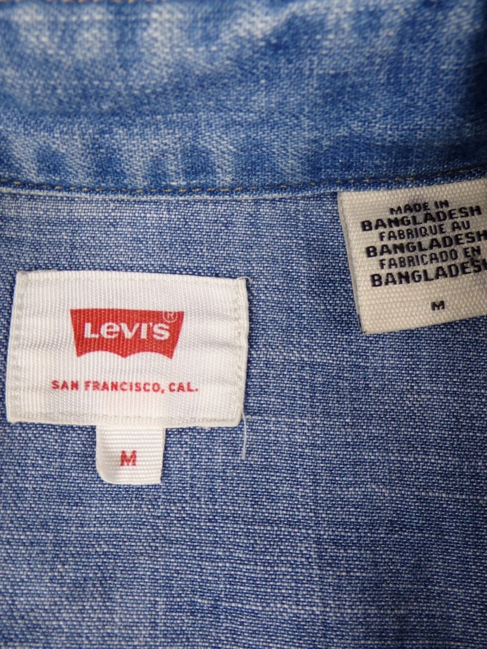 Levi's sleeveless western denim shirt Men's Size M pearl snap button fasteners